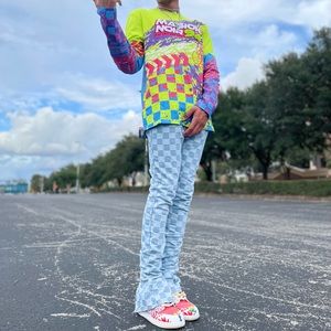 Medium comfortable fit along with durable material and extravagant color way